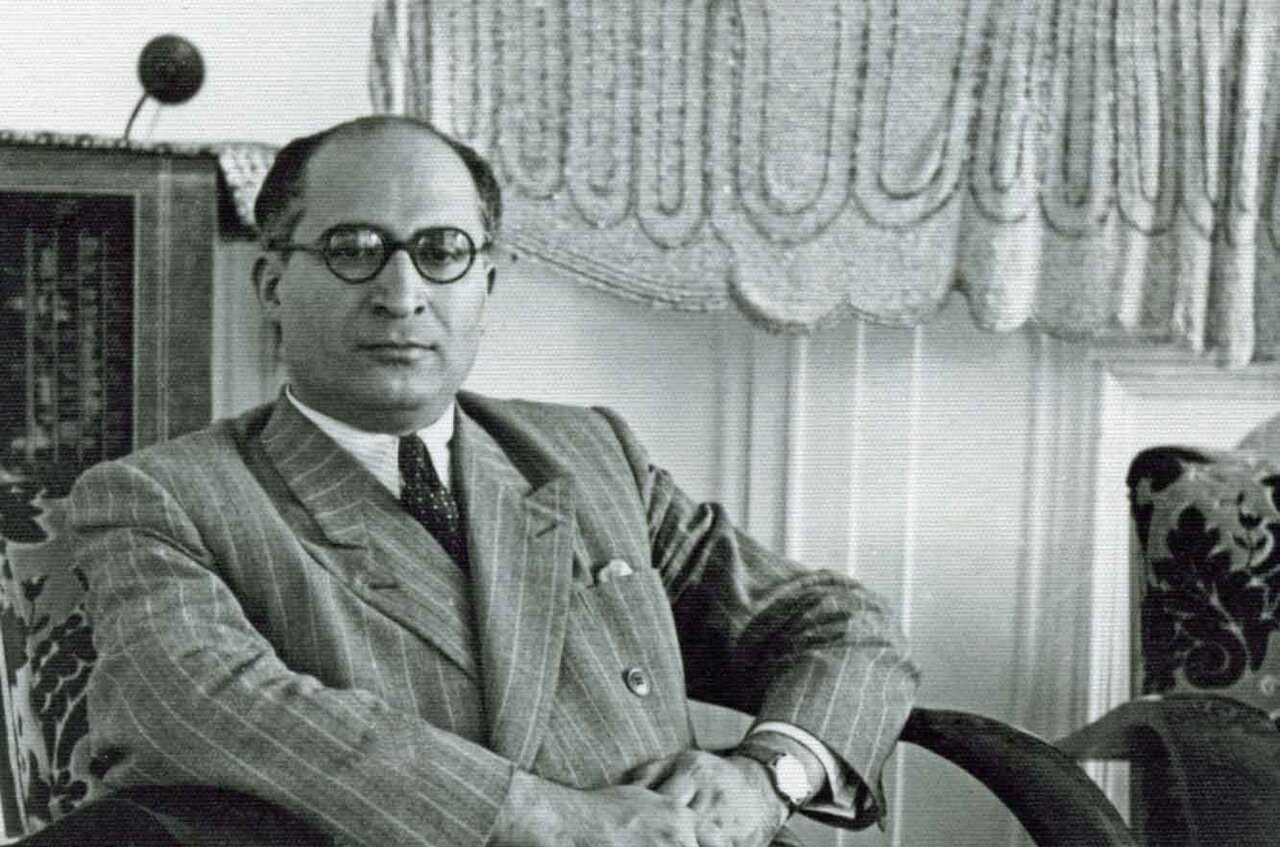 در ساعت یک بعدازظهر، خبر ورود نیروهای انگلیسی و روسی به ایران از رادیو پخش شد. در ساعت یک بعدازظهر، خبر ورود نیروهای انگلیسی و روسی به ایران از رادیو پخش شد.