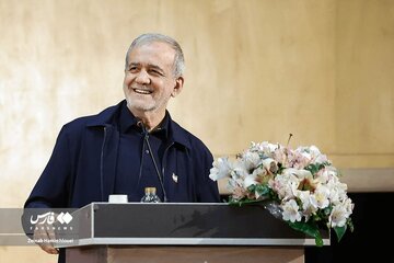 پزشکیان در گردهمایی راویان ایران/ گپ و گفت رییس دولت با خانم سخنگو/ یوسف پزشکیان هم بود + تصاویر