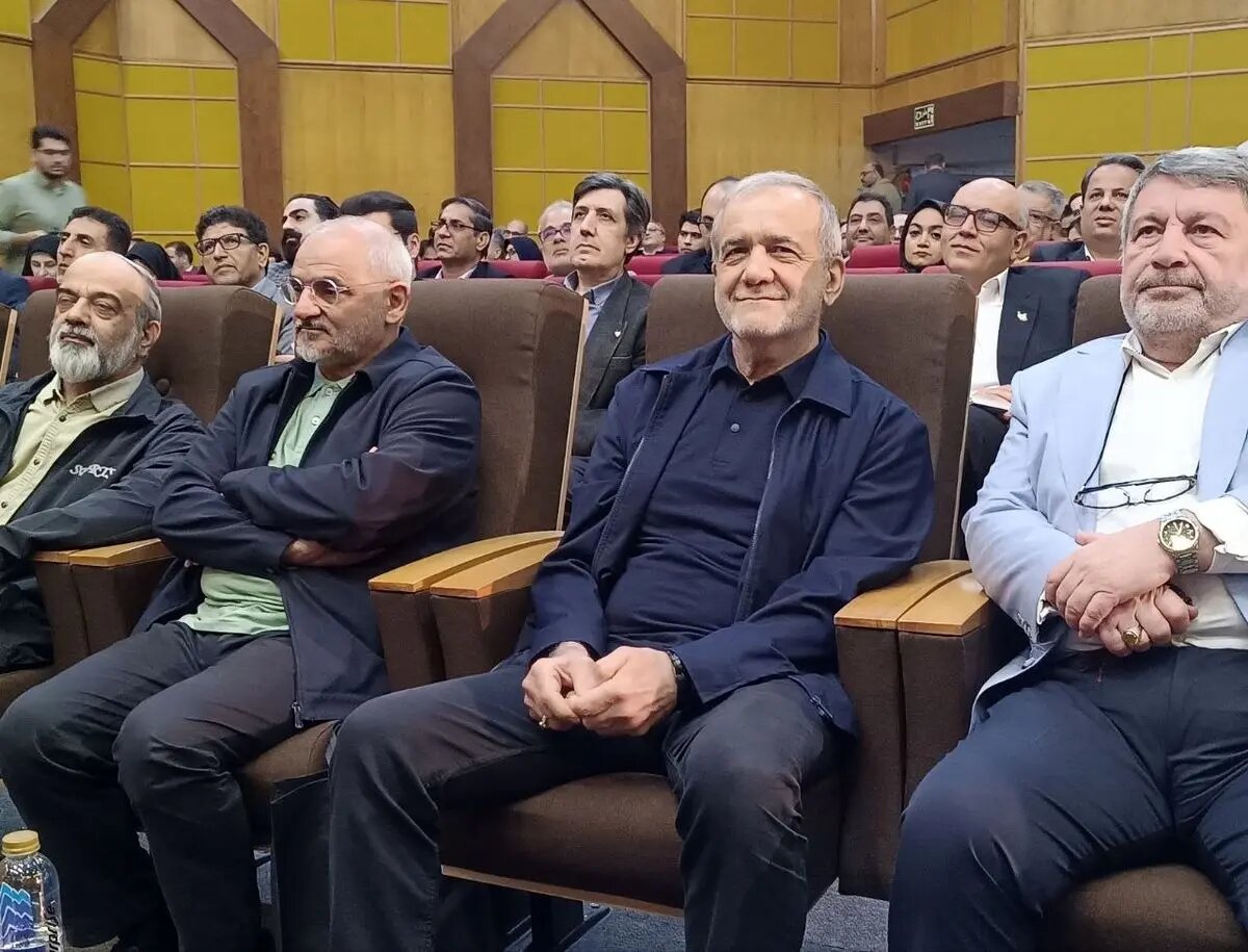 تصویری از حضور سرزده مسعود پزشکیان در یک گردهمایی