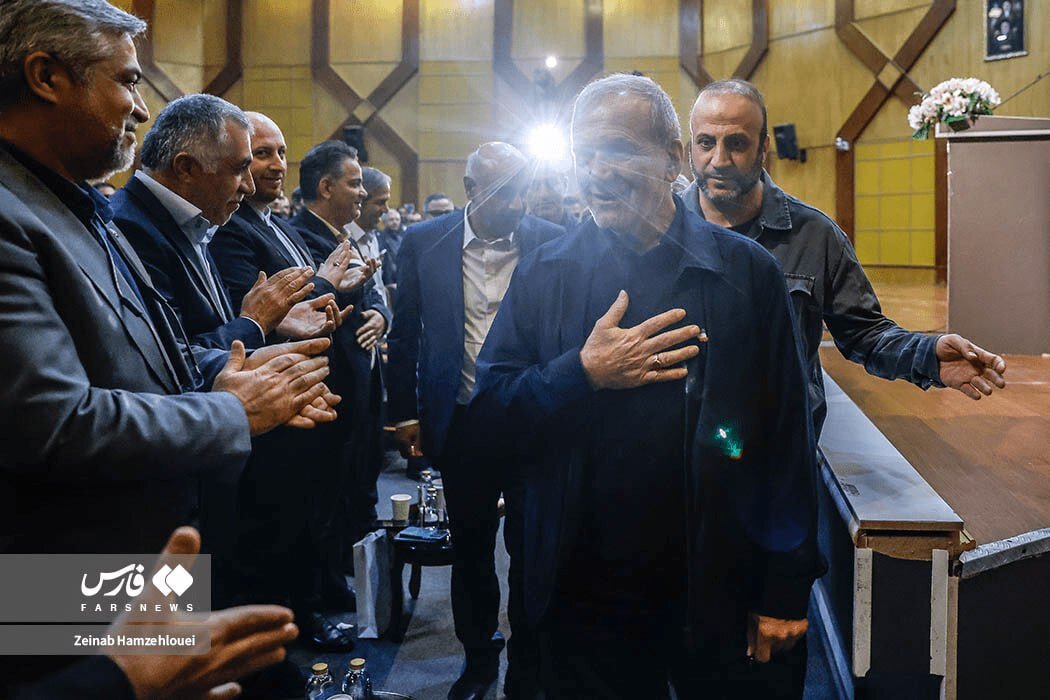 پزشکیان در گردهمایی راویان ایران/ گپ و گفت رییس دولت با خانم سخنگو/ یوسف پزشکیان هم بود + تصاویر