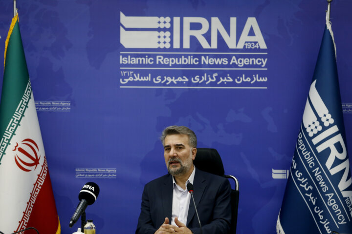 هنرمندان را با دیدگاههای خاص سیاسی درجهبندی نمیکنیم/ آسیب جامعه هنری در بحرانها