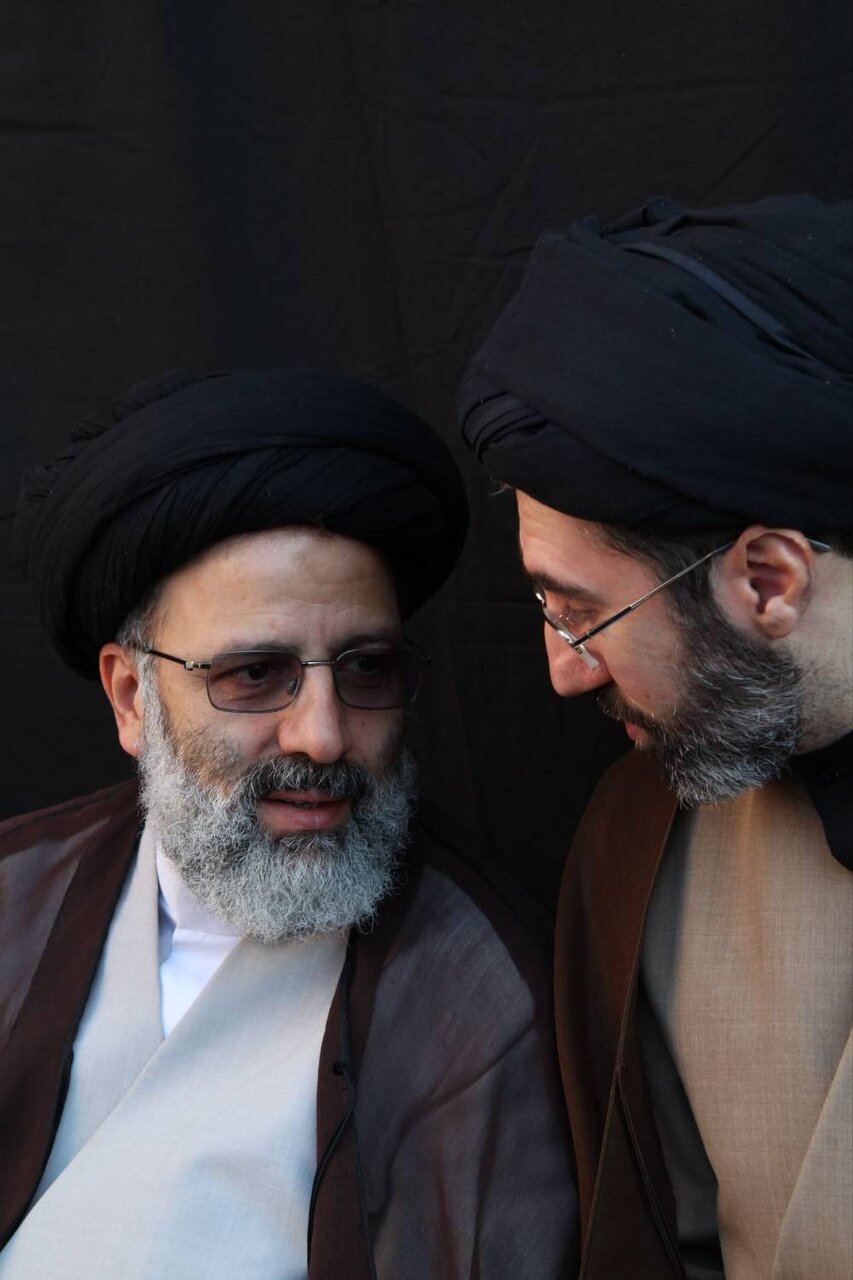 ابراهیم رئیسی در کنار آیت الله سید مجتبی حسینی خامنه‌ای + تصویر