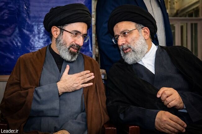 ابراهیم رئیسی در کنار آیت الله سید مجتبی حسینی خامنه‌ای + تصویر