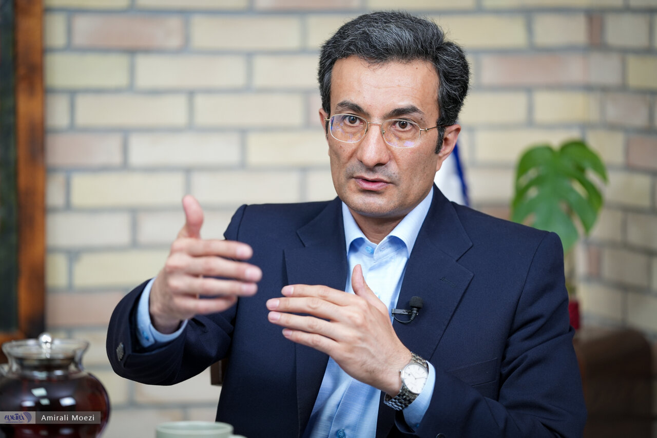 میانگین سنی سیاستگذاران آموزش و پرورش بالای ۶۳ سال است؛ هنوز به آستین کوتاه و مقنعه رنگی معلم گیر میدهند/ ۵۰ هزار طلبه بدون آموزش وارد مدرسه شدند