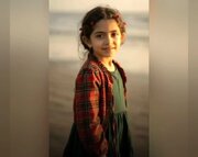 پیکر خانم معلم مدرسه میناب در حالی در زیر آوار کشف شد که مهدیس و همکلاسی اش را بغل کرده بود
