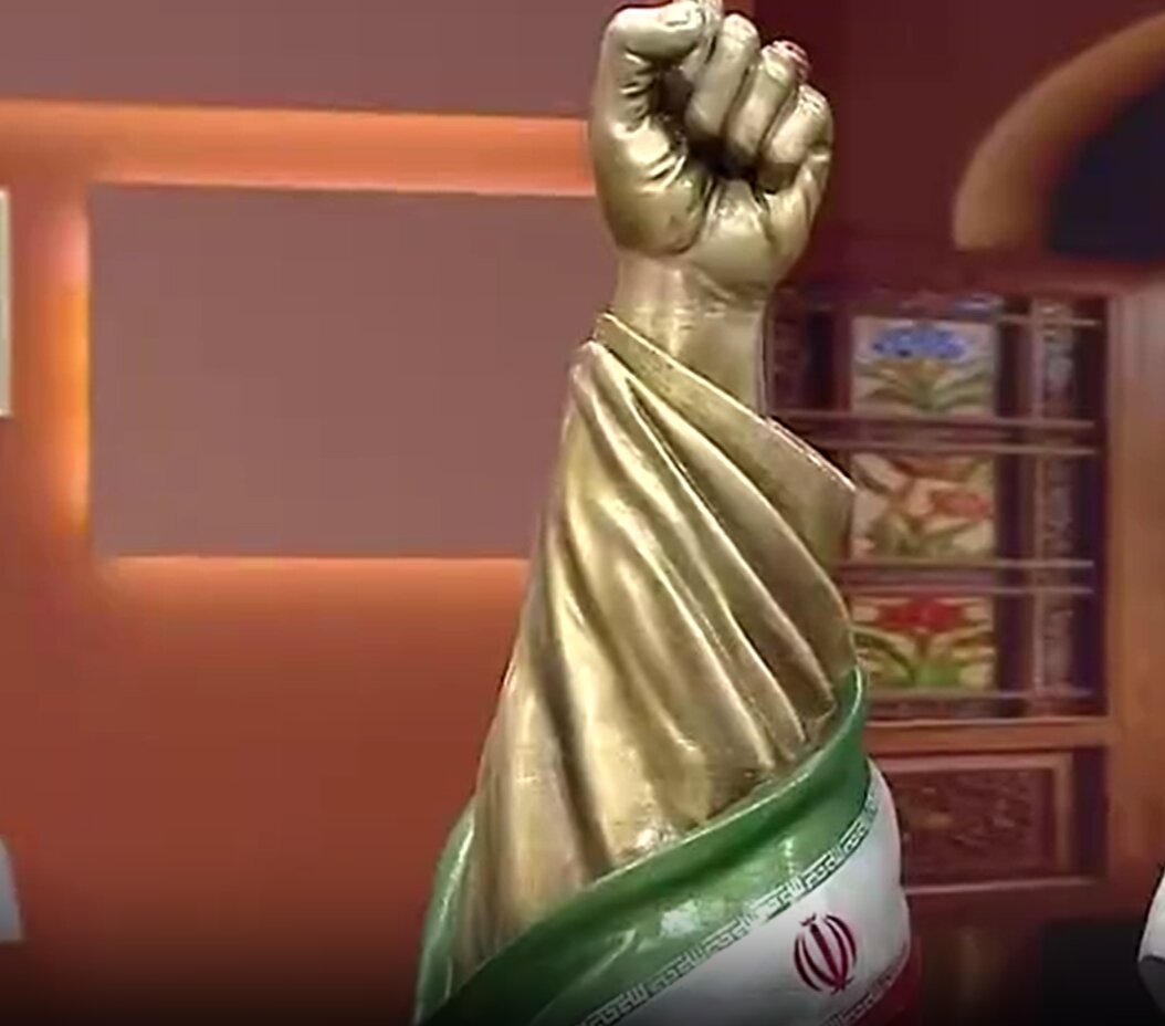 مجسمه جدیدی که قرار است در میدان انقلاب نصب شود/ عکس