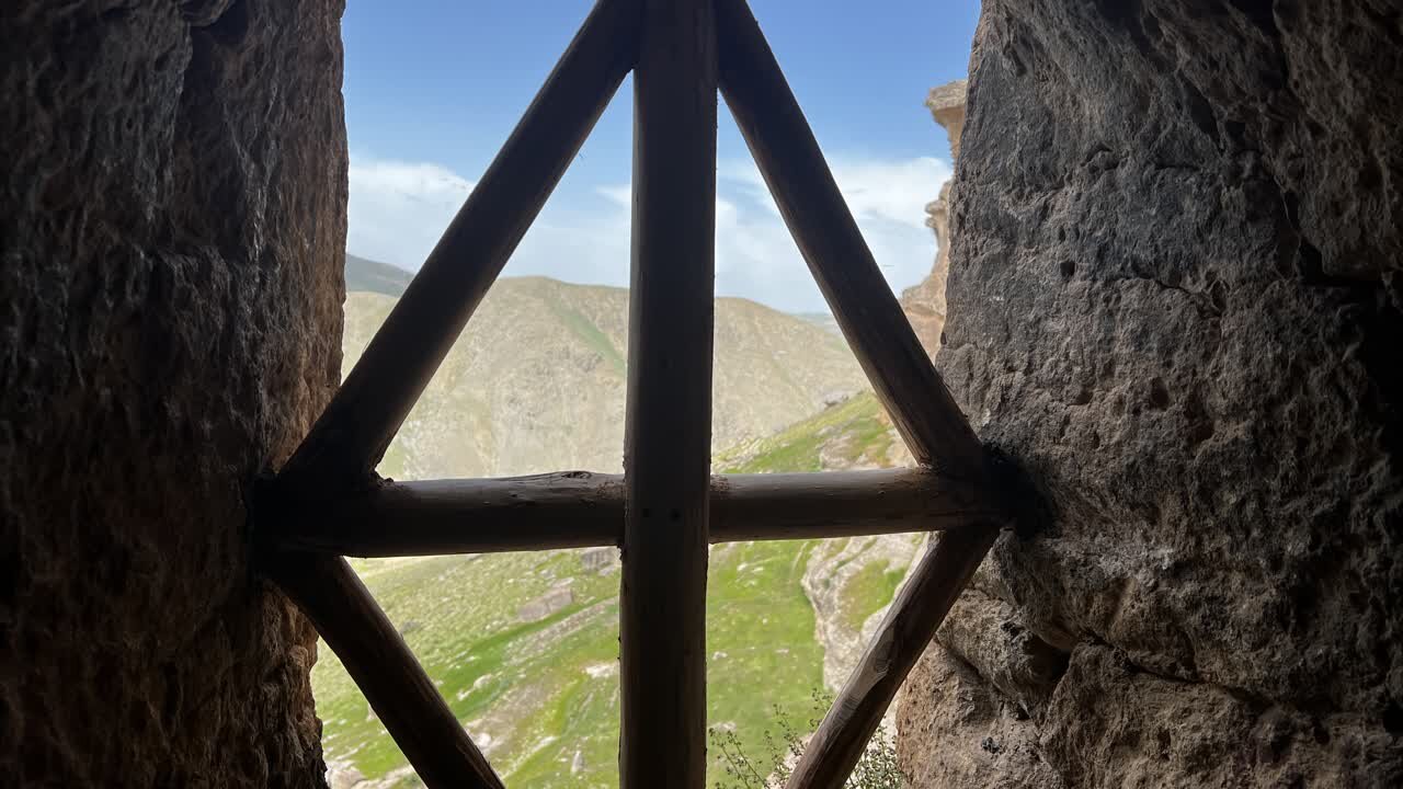 مسئولان پای کار؛ غار کرفتو در راه یونسکو