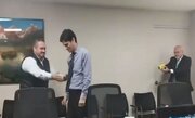 ببینید | اقدام عجیب شهردار پرو: تست شوکر برقی روی مشاور!
