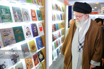 کتاب‌بازِ مصلی؛ مروری بر حضور رهبر شهید در ادوار نمایشگاه کتاب تهران