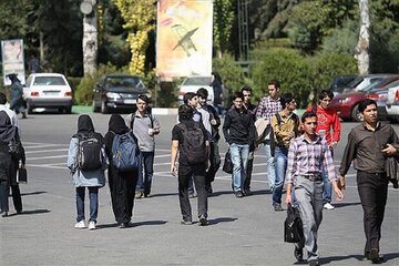 پدیده «فرزندانِ ماندگار»؛ چرا جوانان ایرانی دیرتر خانه والدین را ترک می‌کنند؟/ بهترین سن ازدواج از نظر ایرانی‌ها