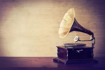 عکس/ کنترل کیفیت صفحات گرامافون در لندن؛ ۶۱ سال پیش