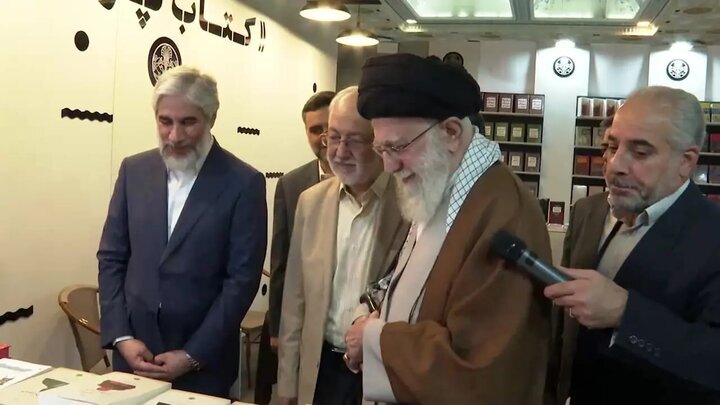 کتاب‌بازِ مصلی؛ مروری بر حضور رهبر شهید در ادوار نمایشگاه کتاب تهران