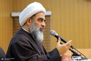 آیت الله فاضل لنکرانی: وقتی اسلام در خطر است ما نباید به آن آقایی که اسلحه به دوش گرفته و به میدان آمده بگوییم نماز می‌خوانی یا نه؟ چه رسد به حجاب