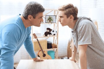 چگونه میتوانیم بفهمیم رابطه ما با والدین، رابطه امن و سالمی است؟ چگونه میتوانیم بفهمیم رابطه ما با والدین، رابطه امن و سالمی است؟