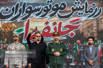 ژست متفاوت فرمانده ارشد سپاه در خیابان/ سردار حسن زاده موتورسوار شد+ تصاویر