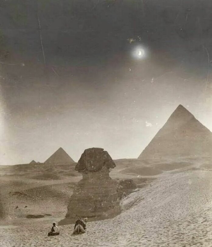 عکس/ خورشیدگرفتگی در اهرام ثلاثه، ۸ شهریور ۱۲۸۴