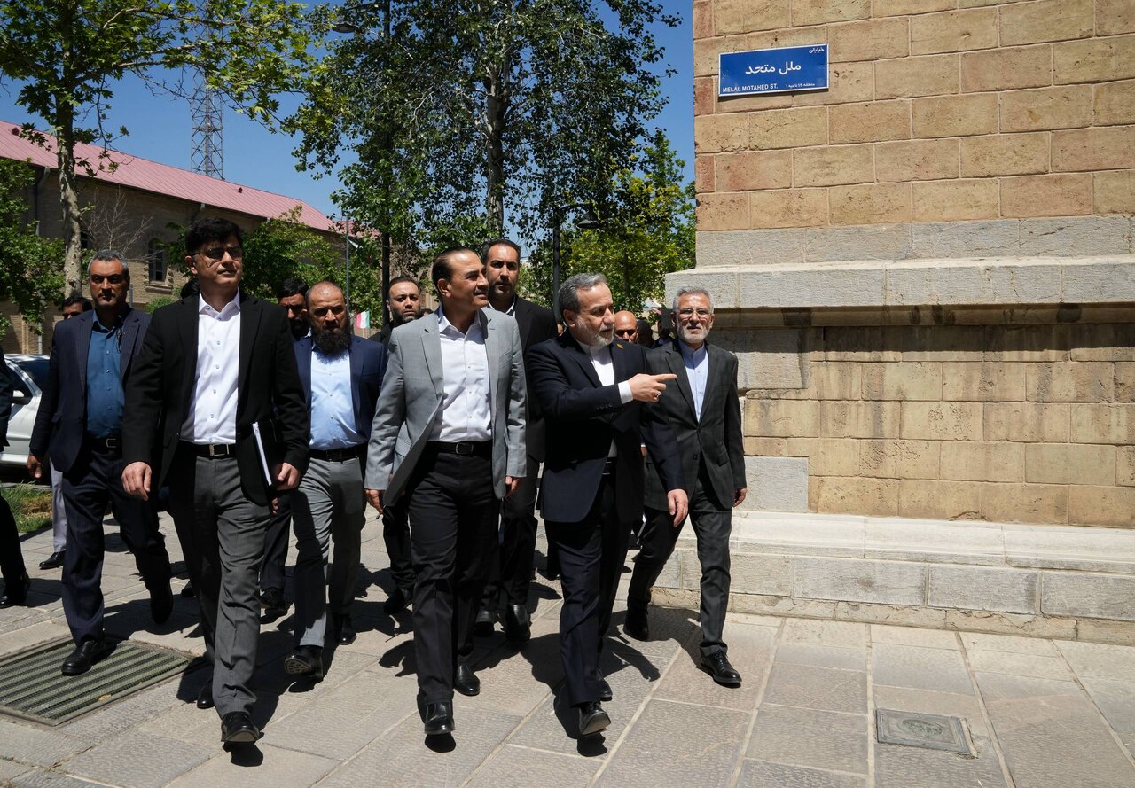گشت و گذار عاصم منیر و عراقچی در میدان مشق و باغ ملی