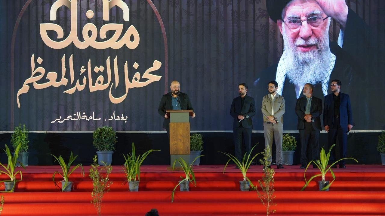 یادبود رهبر شهید در میدان التحریر عراق/ از حضور مداحان برنامه محفل تا تصاویر آیت الله سید مجتبی خامنه‌ای در دست مردم عراق + عکس