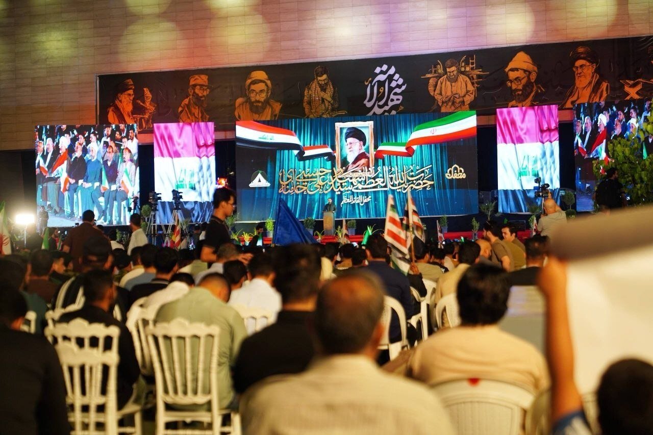 یادبود رهبر شهید در میدان التحریر عراق/ از حضور مداحان برنامه محفل تا تصاویر آیت الله سید مجتبی خامنه‌ای در دست مردم عراق + عکس