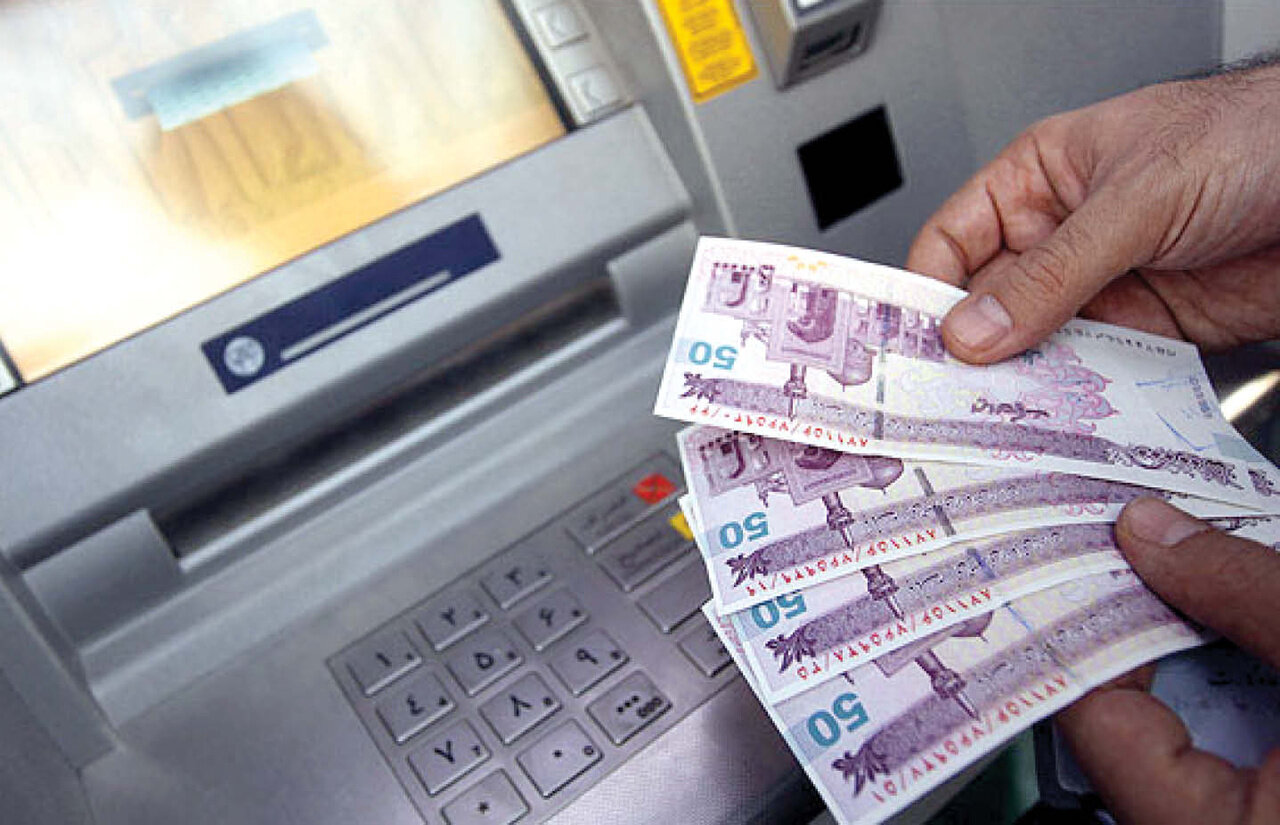 نارضایتی عمومی از تداوم اختلالات بانکها / برداشت حتی یک ریال غیرممکن است / خرید نان نیز برایم دشوار شده است نارضایتی عمومی از تداوم اختلالات بانکها / برداشت حتی یک ریال غیرممکن است / خرید نان نیز برایم دشوار شده است