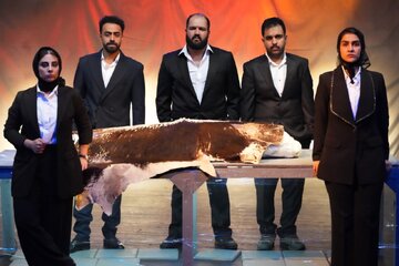«گاوداری» و پستویی برای دفن پدر/ برای زنده ماندن تئاتر تلاش می‌کنیم