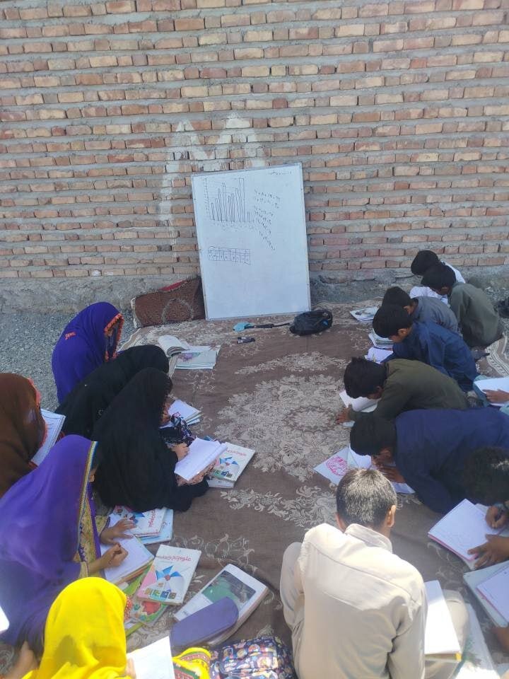 معلمی که در میان جنگ آموزگار ماند؛ «نمیتوانم نسبت به این استعدادها بیتفاوت باشم»/ جلوگیری از ادامه تحصیل بهدلیل مسائل فرهنگی