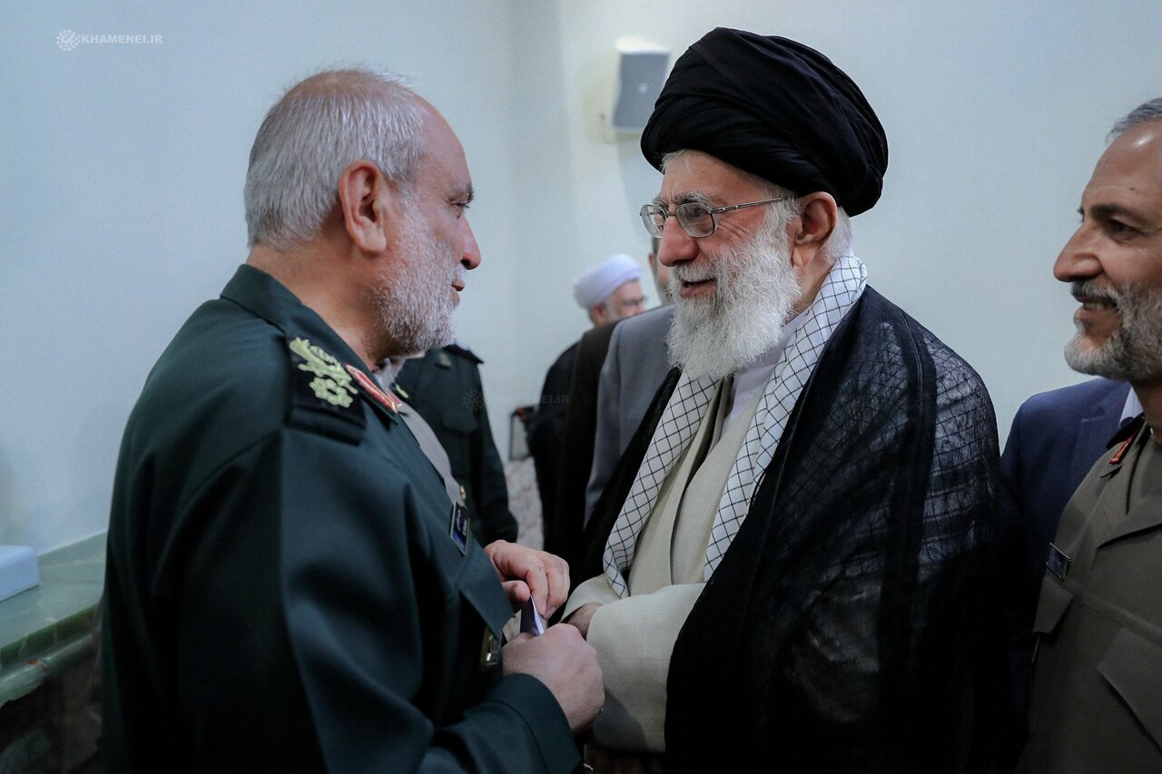 تصویر دیده نشده از سردار مجید خادمی در کنار رهبر شهید + عکس