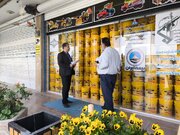 بازرسی میدانی از توزیع روغن موتور رایگان به رانندگان «جنگ رمضان»  درچهارمحال وبختیاری