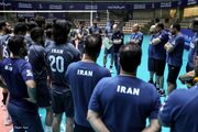 پیاتزا و شاگردانش قبل از اعزام مقابل دوربین‌ها در آزادی