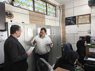 بازرسی میدانی از توزیع روغن موتور رایگان به رانندگان «جنگ رمضان»  درچهارمحال وبختیاری