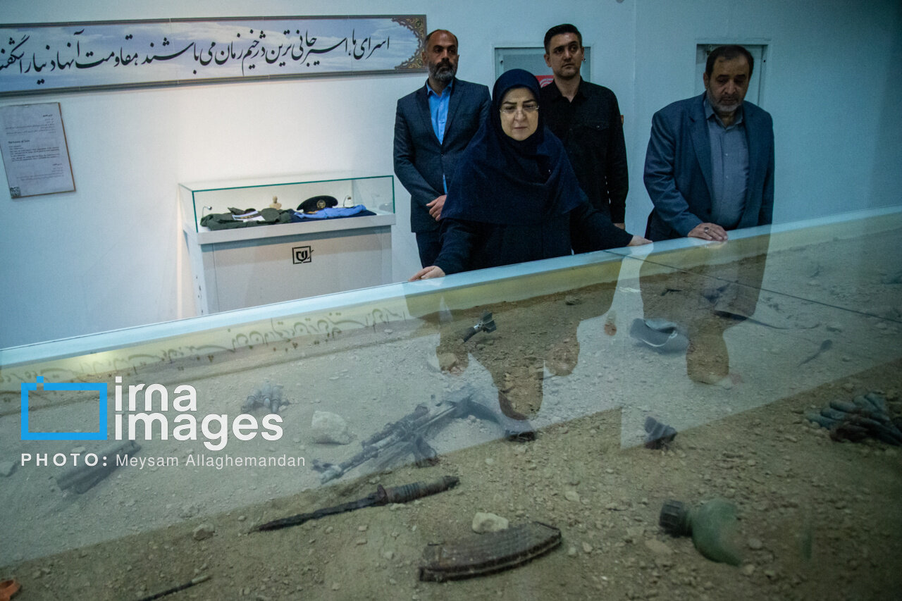 نشست خبری سخنگوی دولت در محیطی خاص و متفاوت؛ از بازدید از باغ موزه دفاع مقدس تا زیارت نمادین دخانم سخنگو + تصاویر
