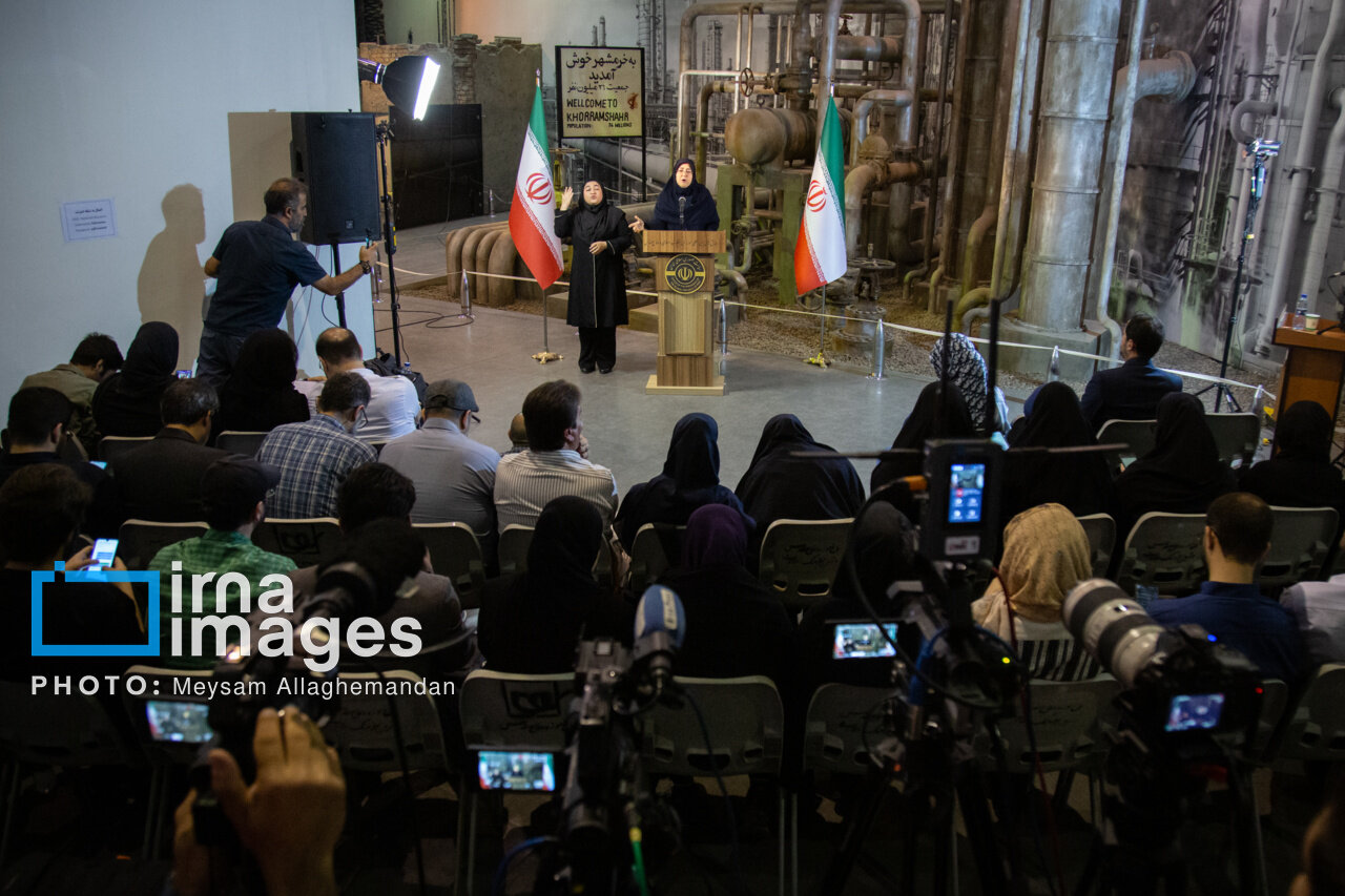 نشست خبری سخنگوی دولت در محیطی خاص و متفاوت؛ از بازدید از باغ موزه دفاع مقدس تا زیارت نمادین دخانم سخنگو + تصاویر