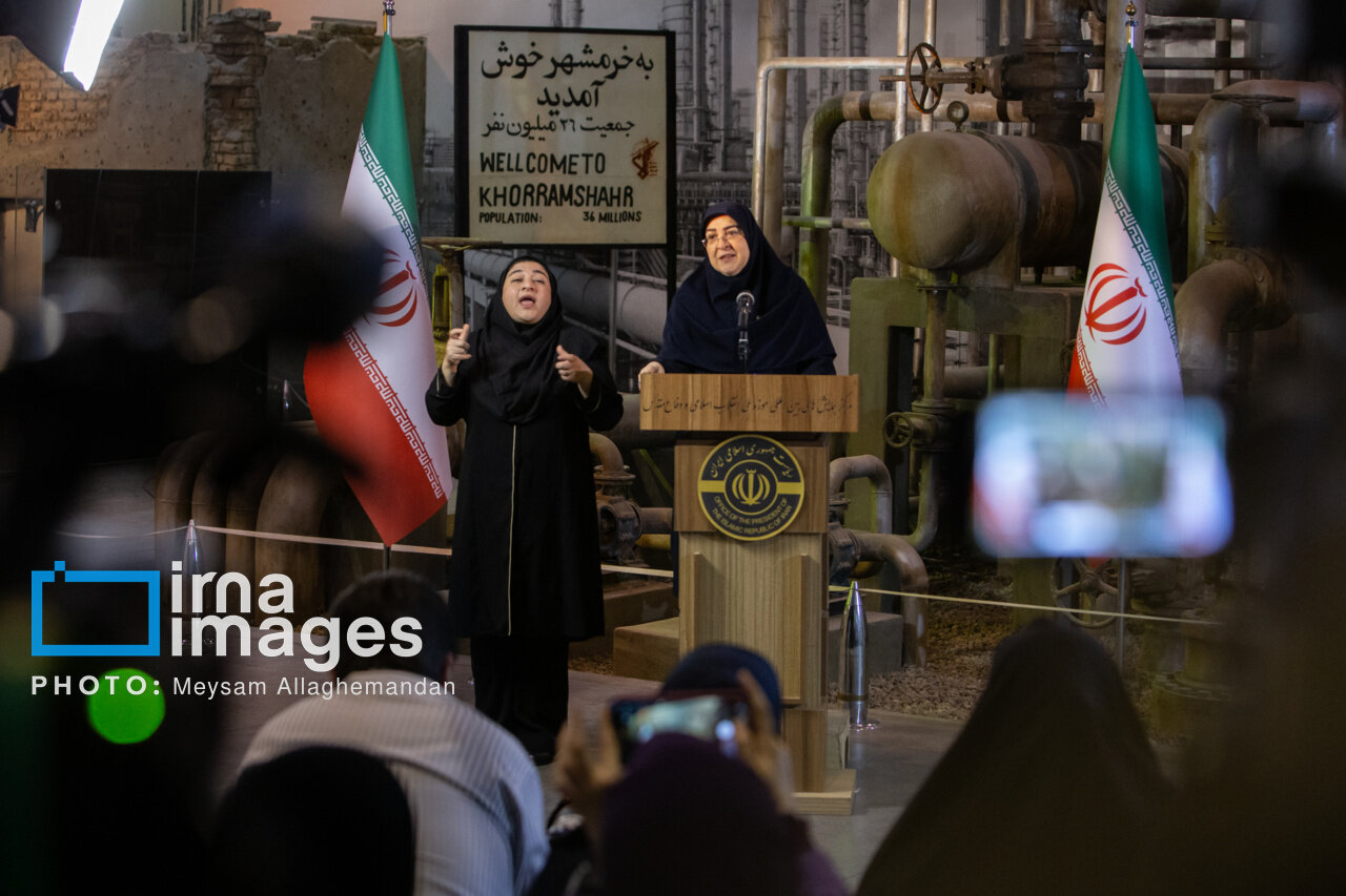 نشست خبری سخنگوی دولت در محیطی خاص و متفاوت؛ از بازدید از باغ موزه دفاع مقدس تا زیارت نمادین دخانم سخنگو + تصاویر