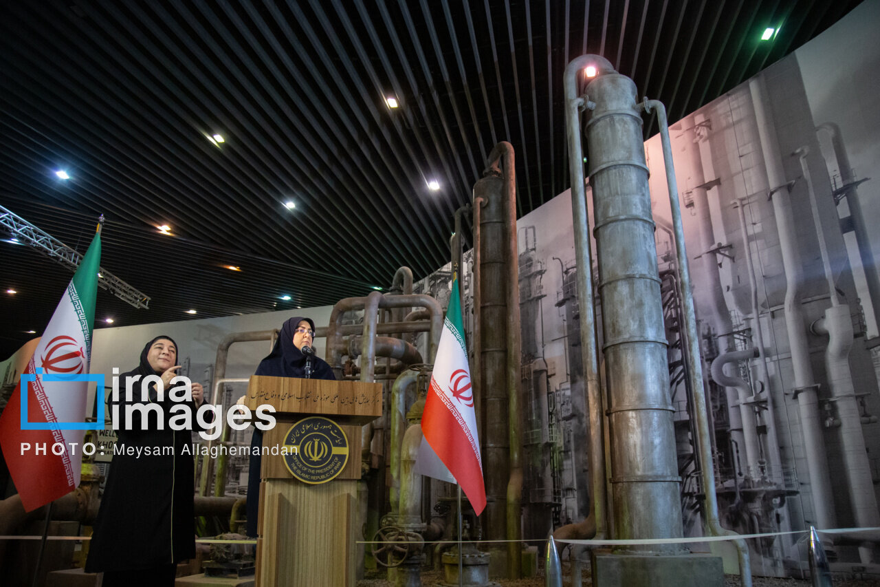 نشست خبری سخنگوی دولت در محیطی خاص و متفاوت؛ از بازدید از باغ موزه دفاع مقدس تا زیارت نمادین دخانم سخنگو + تصاویر