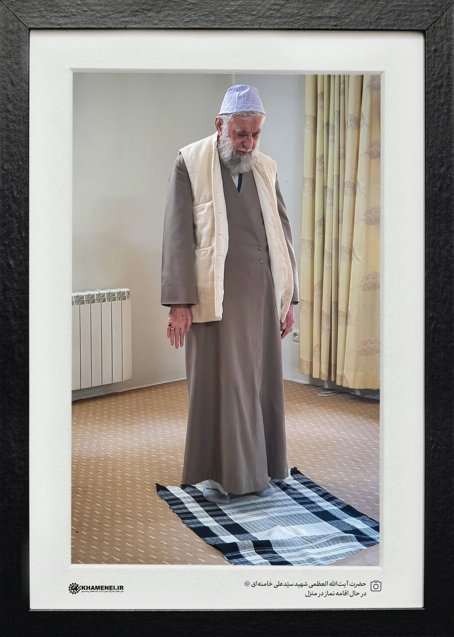تصویر خاص و منتشر نشده از نماز رهبر شهید + عکس