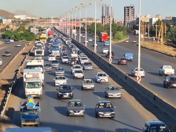 ترافیک نیمهسنگین در محورهای قزوین/۵۰تیم پلیس راه در آمادهباش ترافیک نیمهسنگین در محورهای قزوین/۵۰تیم پلیس راه در آمادهباش