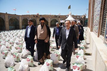 ۲هزار بسته معیشتی و ۱۴سری جهیزیه به خانوادههای نیازمند اهدا شد ۲هزار بسته معیشتی و ۱۴سری جهیزیه به خانوادههای نیازمند اهدا شد