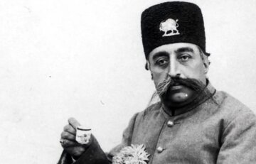 تصویر رنگی‌شده مظفرالدین‌شاه با ژست قهوه‌نوشی