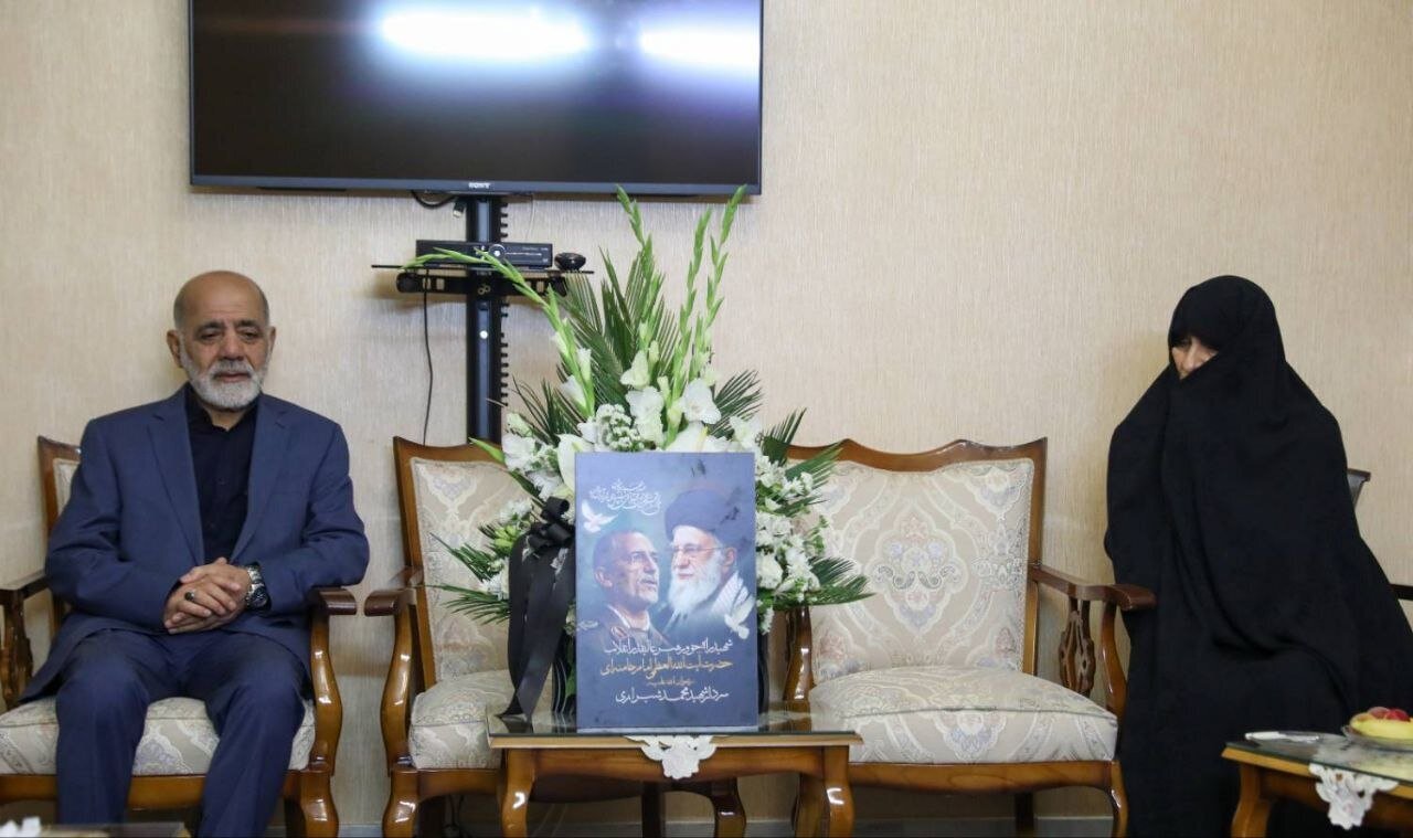 همسر شهید سردار شیرازی: او هرگز به دنبال مقام نبود/ همیشه می‌گفت ما در دفتر نظامی فرماندهی کل قوا خدمتگزار رهبری هستیم، نه صاحب‌منصب