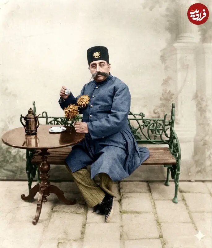 تصویر رنگیشده مظفرالدینشاه با ژست قهوهنوشی
