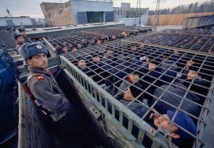تصویری دردناک از انتقال زندانیان شوروی به کار اجباری در سیبری