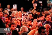 تیپ متفاوت یکی از حاضران در مراسم یادبود شهدای خانواده رهبر انقلاب + تصویر