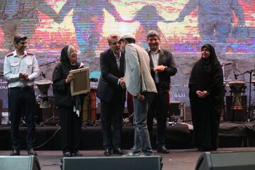 شبی برای قهرمانان بیادعا؛ هنرمندان به احترام آتشنشانان ایستادند شبی برای قهرمانان بیادعا؛ هنرمندان به احترام آتشنشانان ایستادند