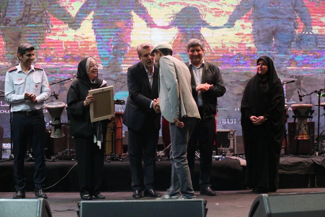 شبی برای قهرمانان بی‌ادعا؛ هنرمندان به احترام آتش‌نشانان ایستادند