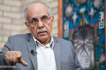 کوروش احمدی: مصدق با یک دفاع حقوقی دقیق، پیروزی ایران در لاهه را رقم زد نه با شعارهای سیاسی