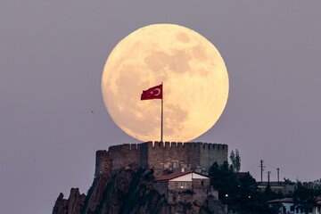 تصاویر | قابی رویایی از شکوه ماه کامل در قلعه آنکارا
