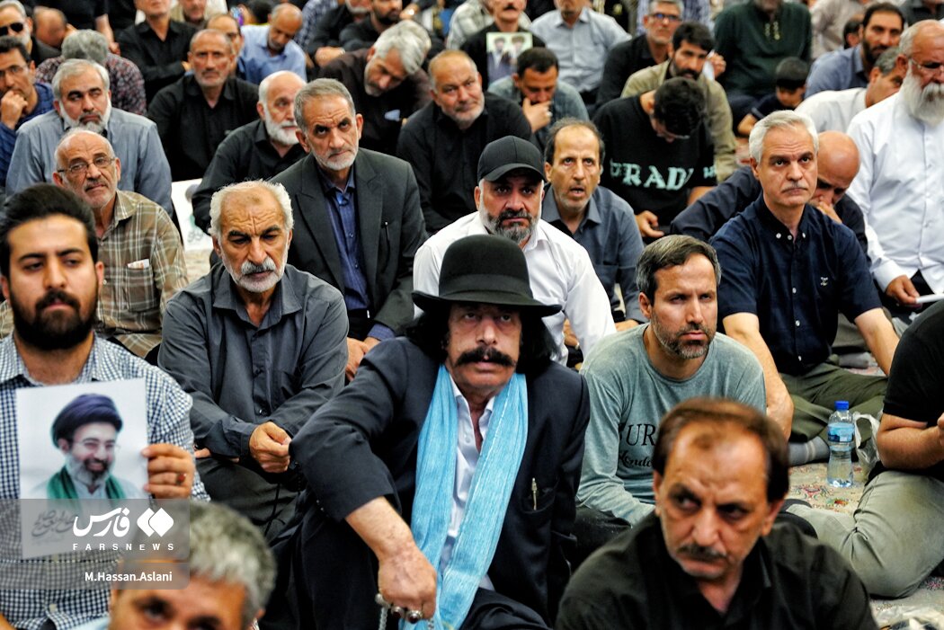 تیپ متفاوت و عجیب یکی از حاضران در مراسم یادبود شهدای خانواده رهبر انقلاب + تصویر