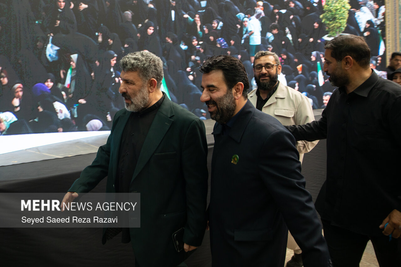 مداحان در مراسم یادبود خانواده رهبر شهید انقلاب؛ از ادای احترام مطیعی تا مدل ورود کریمی + تصویر