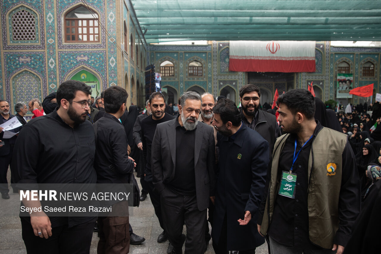 مداحان در مراسم یادبود خانواده رهبر شهید انقلاب؛ از ادای احترام مطیعی تا مدل ورود کریمی + تصویر مداحان در مراسم یادبود خانواده رهبر شهید انقلاب؛ از ادای احترام مطیعی تا مدل ورود کریمی + تصویر
