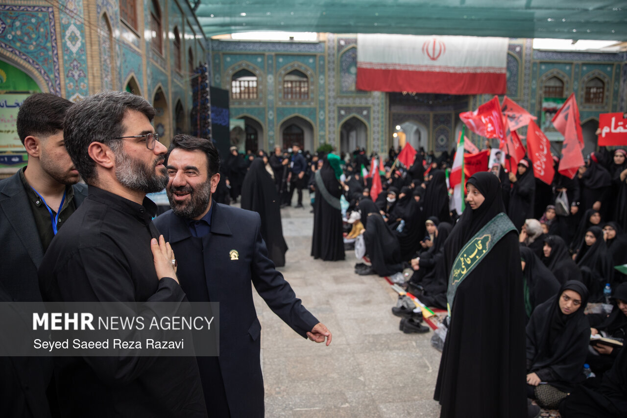 مداحان در مراسم یادبود خانواده رهبر شهید انقلاب؛ از ادای احترام مطیعی تا مدل ورود کریمی + تصویر